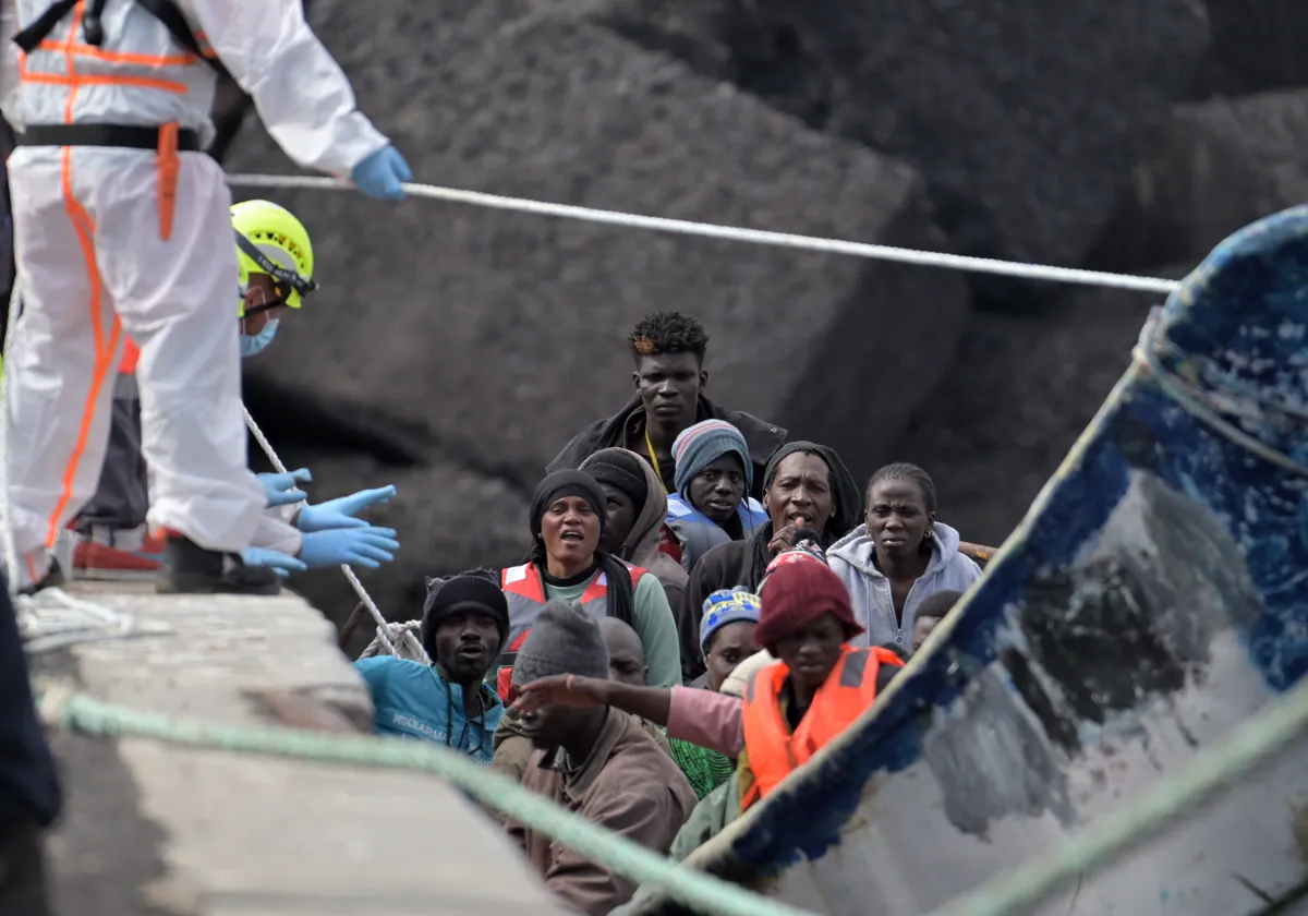 Un cayuco avec 71 personnes à bord, dont des enfants, à La Restinga