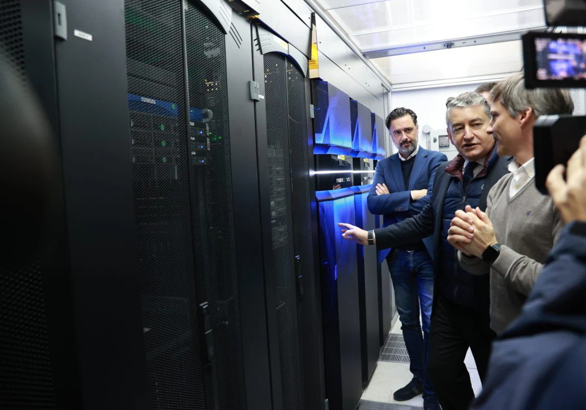 Antonio Sanz, conseiller, avec le superordinateur Hércules