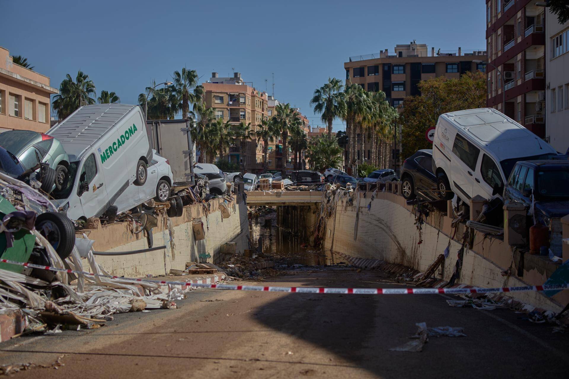 Plus de cinquante véhicules ont été évacués du tunnel reliant les villes d’Alfafar et de Benetusser. A Alfafar (Espagne), le 2 novembre 2024