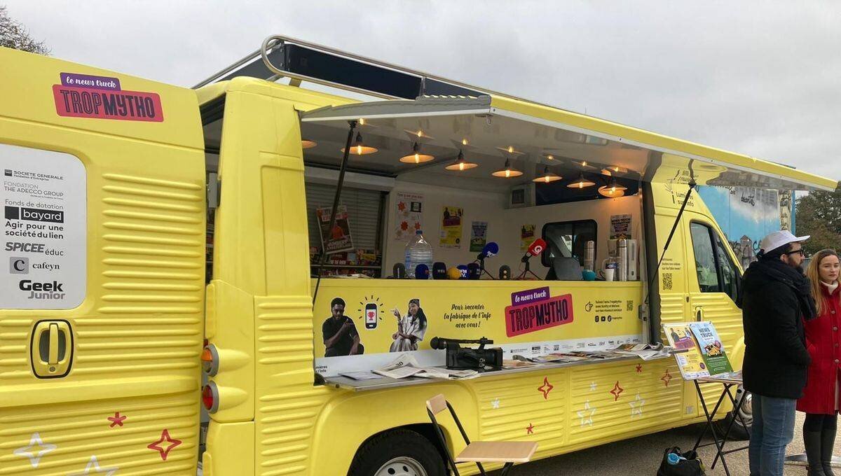 Pendant 20 jours, le 'news truck' de l'association Les lumières de l'info va à la rencontre de la population de l'Île de France.