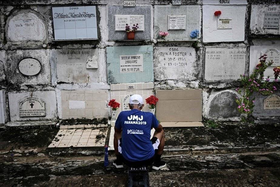 Visite de la tombe lors du jour des Morts à Panama.
