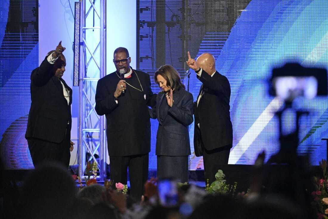 Kamala Harris prière avec des membres du clergé à Detroit