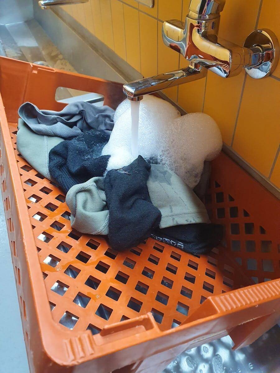 Les soldats lavent leurs vêtements dans le lavabo