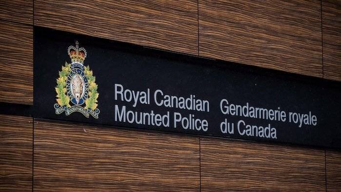 Une enseigne de la Gendarmerie royale du Canada posée sur un mur.