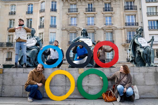 Des militants du collectif Le Revers de la médaille, lors d’une manifestation visant à attirer l’attention sur les inégalités sociales exacerbées par les Jeux olympiques 2024. A Paris, le 24 mars 2024.
