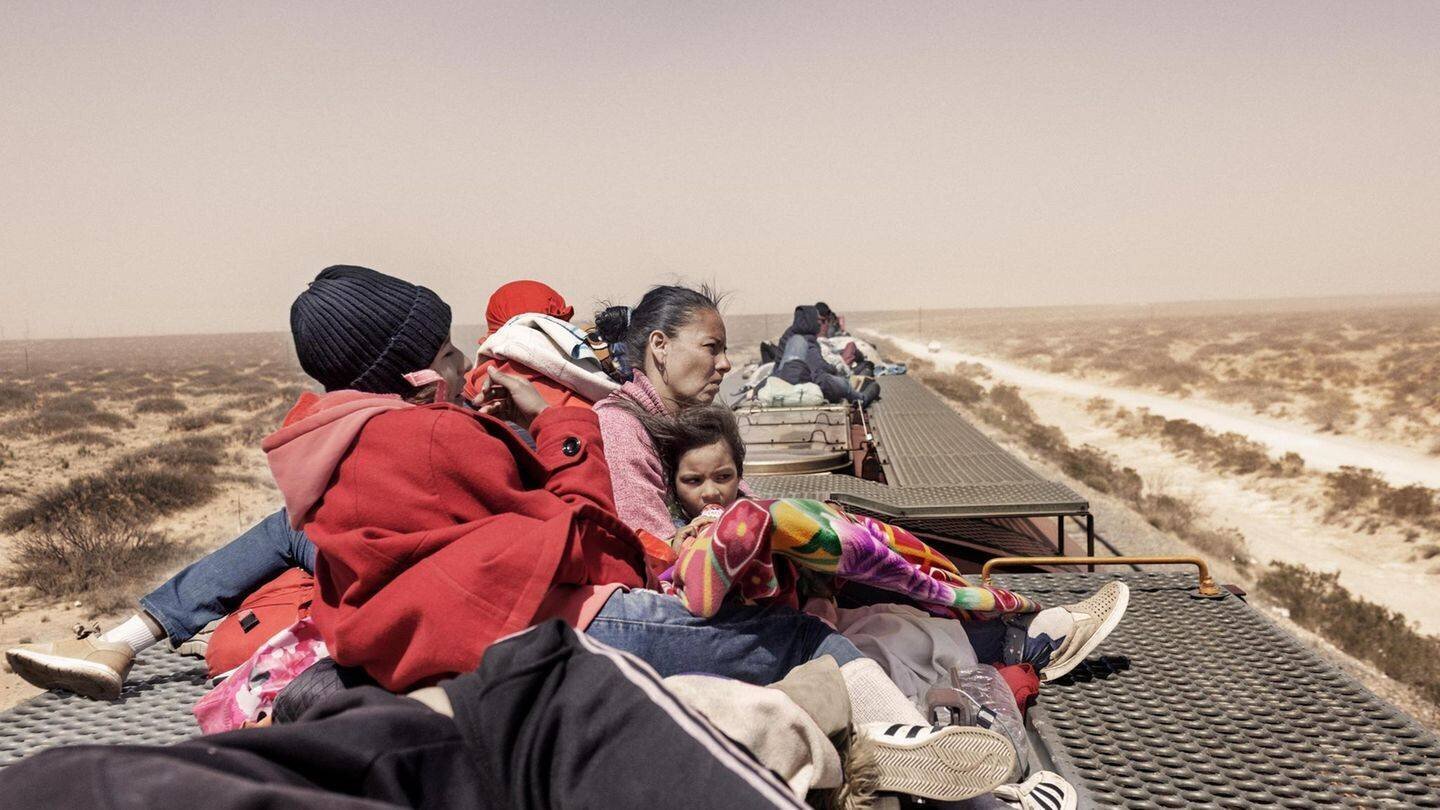 Flucht ohne Ende: Adriana Tonito mit ihren Kindern Mariana (l.) und Izzi auf dem Zug, der sie mit anderen Migranten durch Mexiko bringt