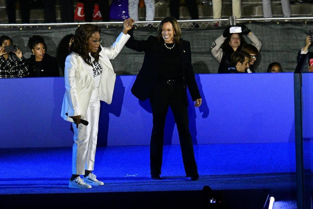 Kamala Harris accueillie par Oprah Winfrey lors d'un événement à Philadelphie