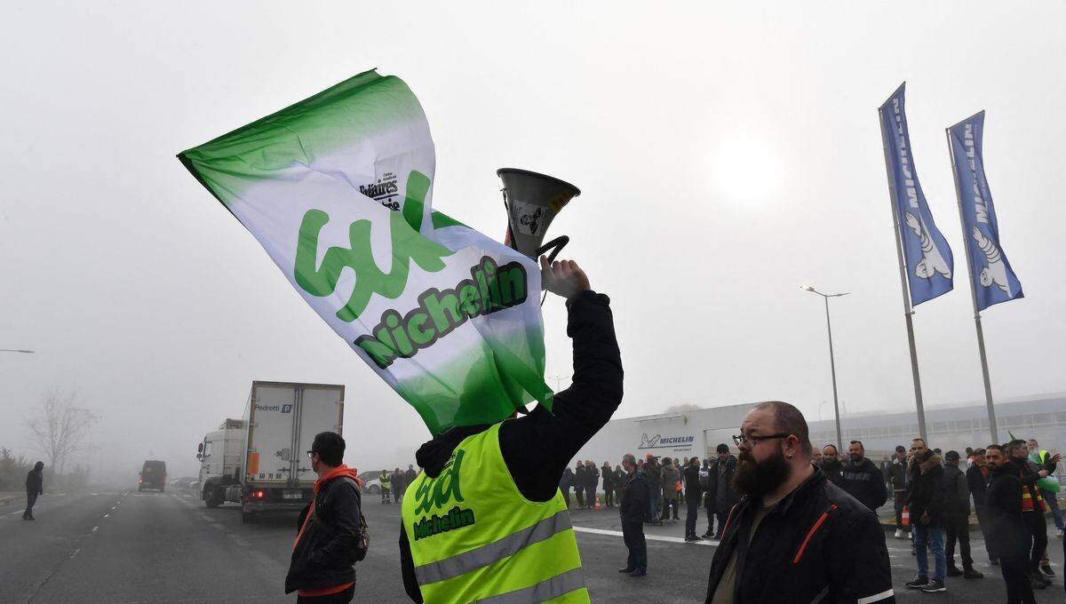 Manifestation des salariés de l'usine Michelin de Cholet, ce mardi 5 novembre, après l'annonce de la fermeture du site.