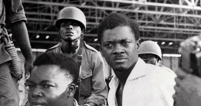 Décembre 1960, Patrice Lumumba (à droite), et Joseph Okito (à gauche), vice-président du Sénat, lors de leur arrestation à Léopoldville (aujourd'hui Kinshasa). ©AFP - STRINGER