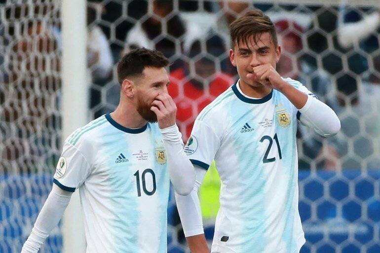 Paulo Dybala célèbre un but avec Lionel Messi