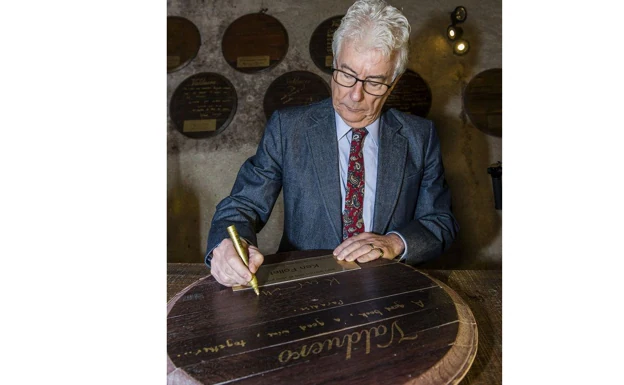 Ken Follet signant une barrique dans 'La Tenada de Valduero'