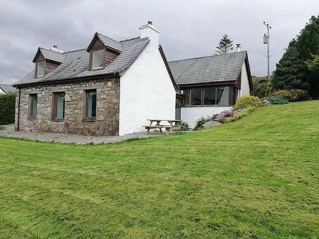 Propriété de trois chambres à Dunan