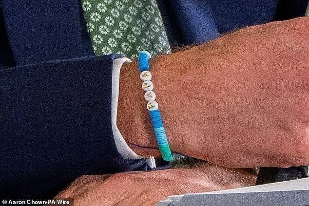 Prince William portant un bracelet d'amitié 'Papa' fait par la princesse Charlotte