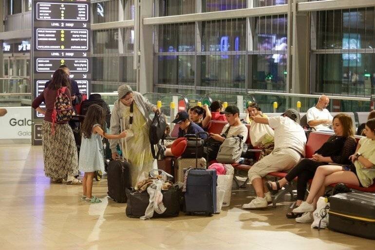 Des passagers attendent à l'aéroport Ben Gourion après l'annulation de leurs vols