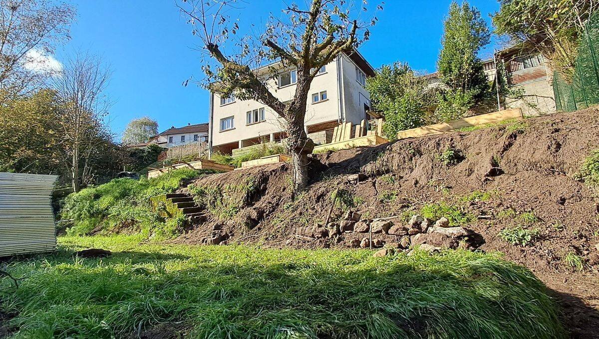 La pose d'un mur est nécessaire pour stabiliser le terrain