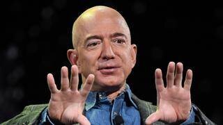 Jeff Bezos en 2019, félicitant Donald Trump