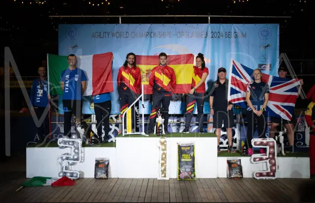 L'équipe espagnole, avec Adrián Bajo et Gif en première position sur le podium, accompagnés de Nicola Giraudi et Naarah Cuddy.