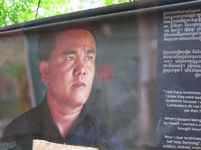 Retrato de Aki Ra en su museo.