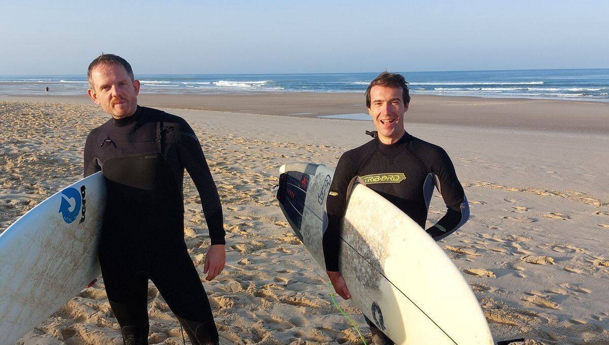 Les pères Eloi (à droite) et Kit Rodger des églises Notre-Dame de Talence et Sainte-Eulalie lors d'une session surf.