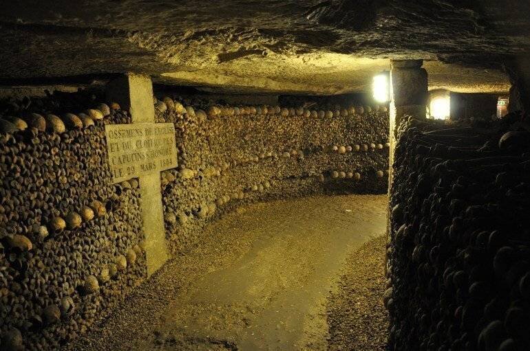 Équipe de chercheurs dans les catacombes de Paris