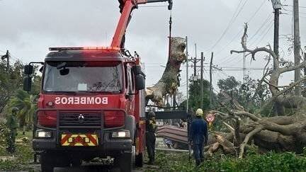 Les pompiers de Cuba à pied d'œuvre face aux dégâts de l'ouragan Rafael, à Artemisa, le 7 novembre 2024. (ADALBERTO ROQUE / AFP)