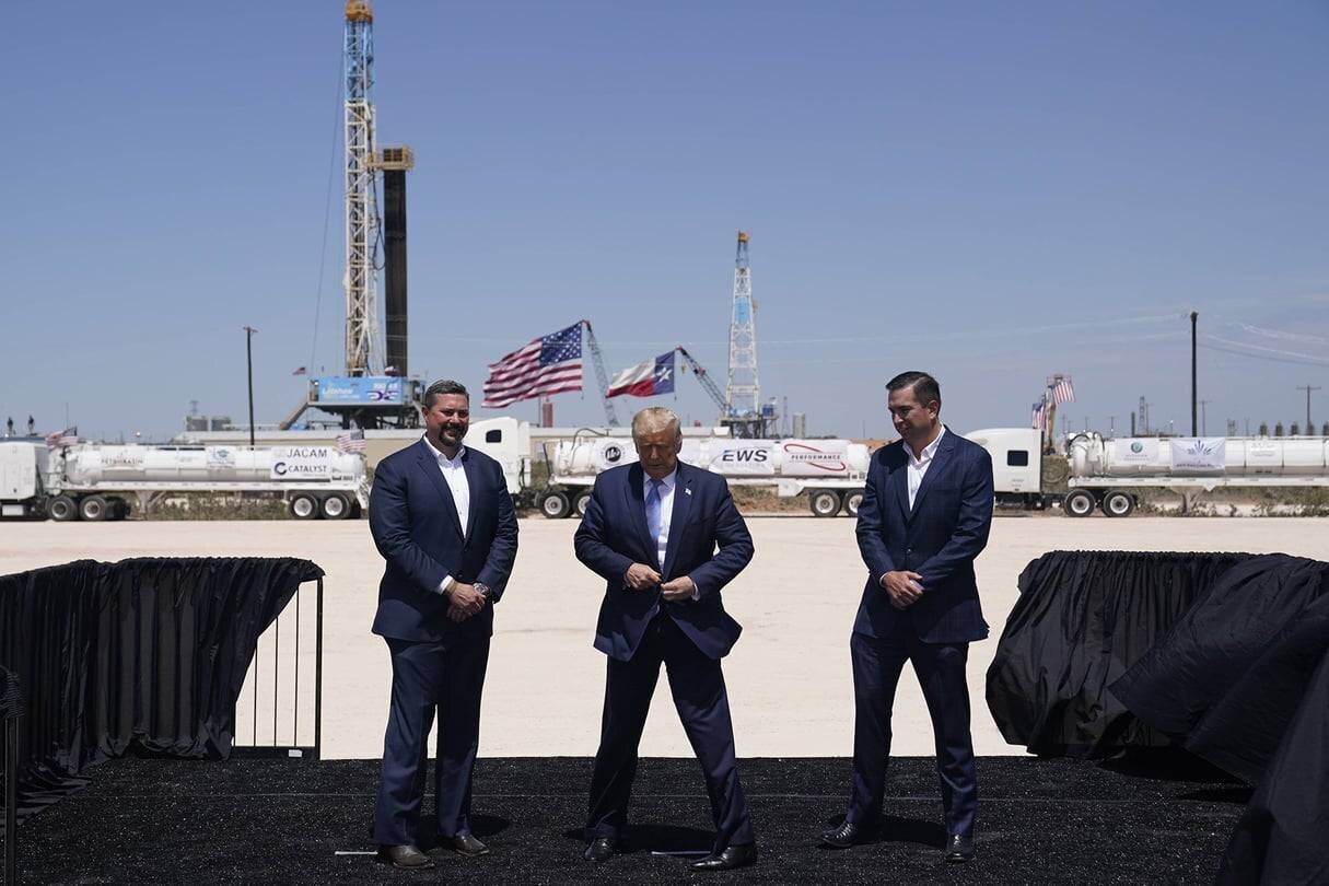 Le président Donald Trump entouré de Cody Campbell, à gauche, et John Sellers, à droite, co-PDG de Double Eagle Energy, sur la plateforme pétrolière de Double Eagle Energy, le mercredi 29 juillet 2020, à Midland, au Texas.