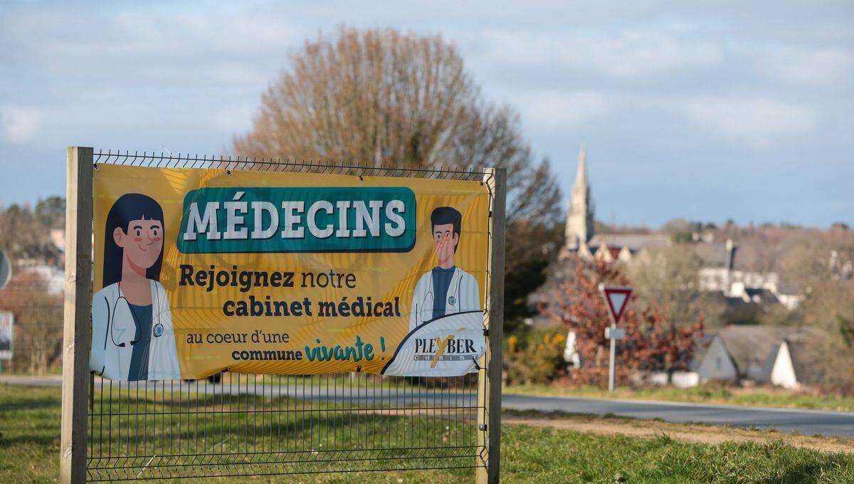 Panneau pour recruter des médecins à Pleyber-Christ (Finistère)