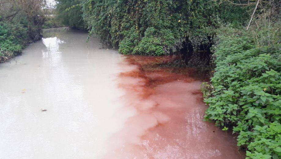La double pollution de la rivière l'Oeuf à Pithiviers est bien visible.