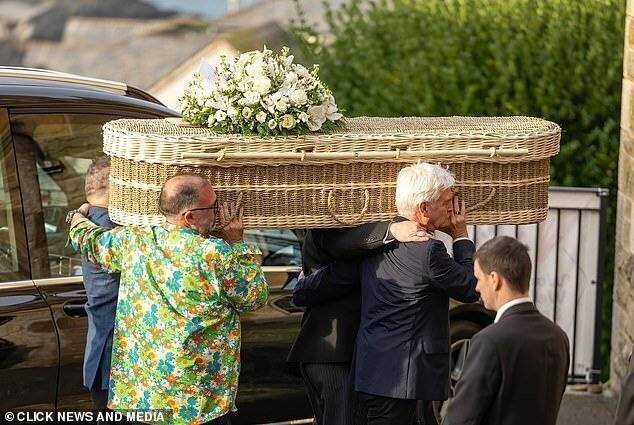 Phillip Schofield portant le cercueil de sa mère avec un bouquet floral