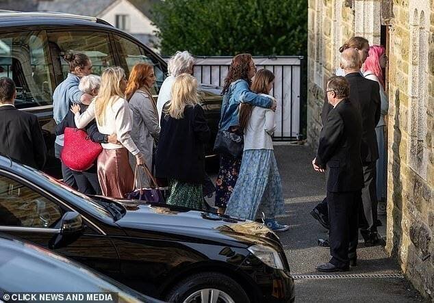 Les proches se rassemblent à l'église St Michael's pour dire adieu à Pat Schofield