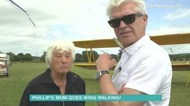 Patricia Schofield lors de sa marche sur aile pour son 81e anniversaire