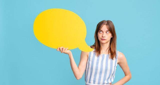 Au lieu de tourner sept fois notre langue dans notre bouche avant de parler, jetons-nous sans attendre dans l’aventure de la prise de parole. ©Getty - Israel Sebastian