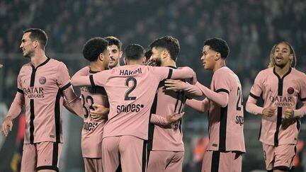 Les Parisiens célébrant l'ouverture du score de Lee Kang-In contre Angers, le 9 novembre 2024 au stade Raymond-Kopa. (Damien MEYER / AFP)