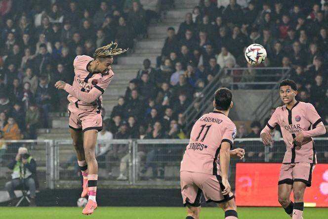 L’attaquant du Paris Saint-Germain Bradley Barcola marque, de la tête, le quatrième but de son équipe, à Angers, le 9 novembre 2024.