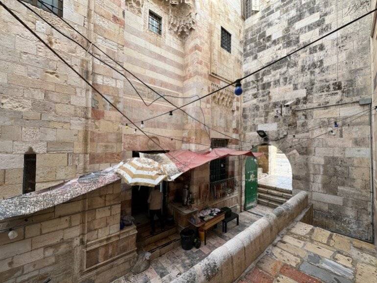 L'école temporelle transformée en logements pour des familles de Jérusalem (Al Jazeera Net)