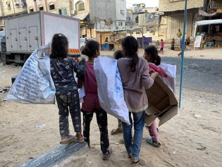 Enfants collectant du matériel combustible