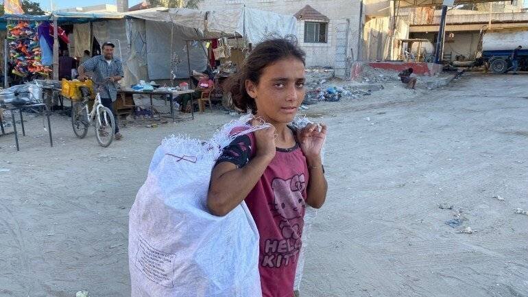 Enfant ramassant du matériel combustible