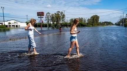 Des rues inondées à New Port Richey, en Floride, après le passage d'une tempête, le 11 octobre 2024. (SPENCER PLATT / GETTY IMAGES NORTH AMERICA via AFP)