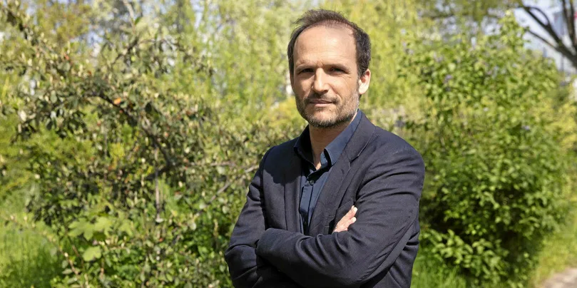 Thomas Lilti, médecin généraliste et directeur de la série Hippocrate, pose à Paris le 22 avril 2021.