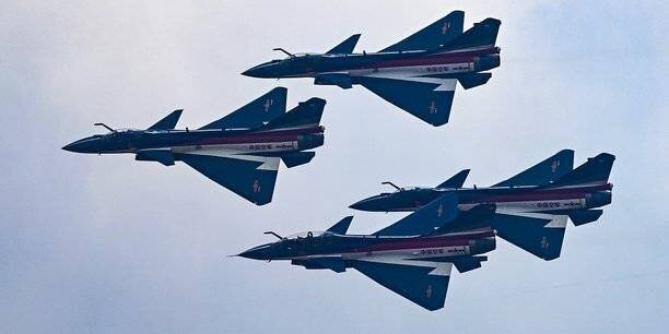 L'équipe de voltige aérienne dans le ciel à l'occasion du 75e anniversaire de la Force aérienne de l'Armée populaire de libération, qui coïncide avec l'ouverture de salon Airshow China, à Zhuhai.