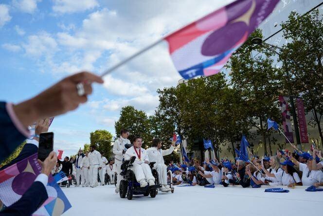La médaillée paralympique de boccia, Aurélie Aubert lors du défilé des athlètes français ayant participé aux Jeux de Paris sur l’avenue des Champs-Elysées, le 14 septembre 2024.