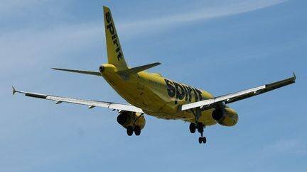 Un avion de la compagnie Spirit Airlines, le 6 mai 2024 dans le ciel d'Oakland (Californie). (JUSTIN SULLIVAN / GETTY IMAGES NORTH AMERICA / AFP)