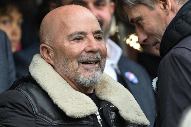 Jorge Sampaoli (à gauche) en discussion avec le directeur sportif du Stade rennais, Frederic Massara, avant le match contre Toulouse, le 10 novembre 2024, à Rennes.