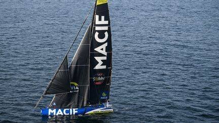 L'Imoca 'Macif' de Charlie Dalin lors du départ du Vendée Globe, le 10 novembre 2024. (LOIC VENANCE / AFP)