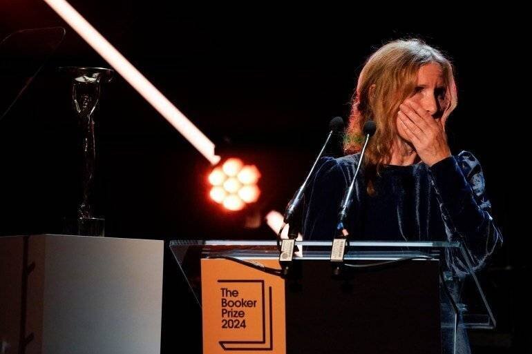 Samantha Harvey réagit après avoir remporté le Prix Booker.