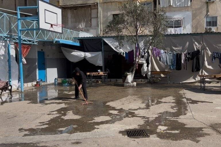 Les déplacés dans les centres d'accueil souffrent de surpopulation et manquent de besoins essentiels.