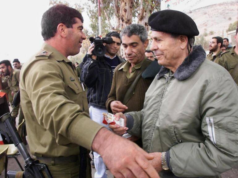 Antoine Lahad présente une cigarette au général Gabi Ashkenazi, le commandant militaire du nord d'Israël.
