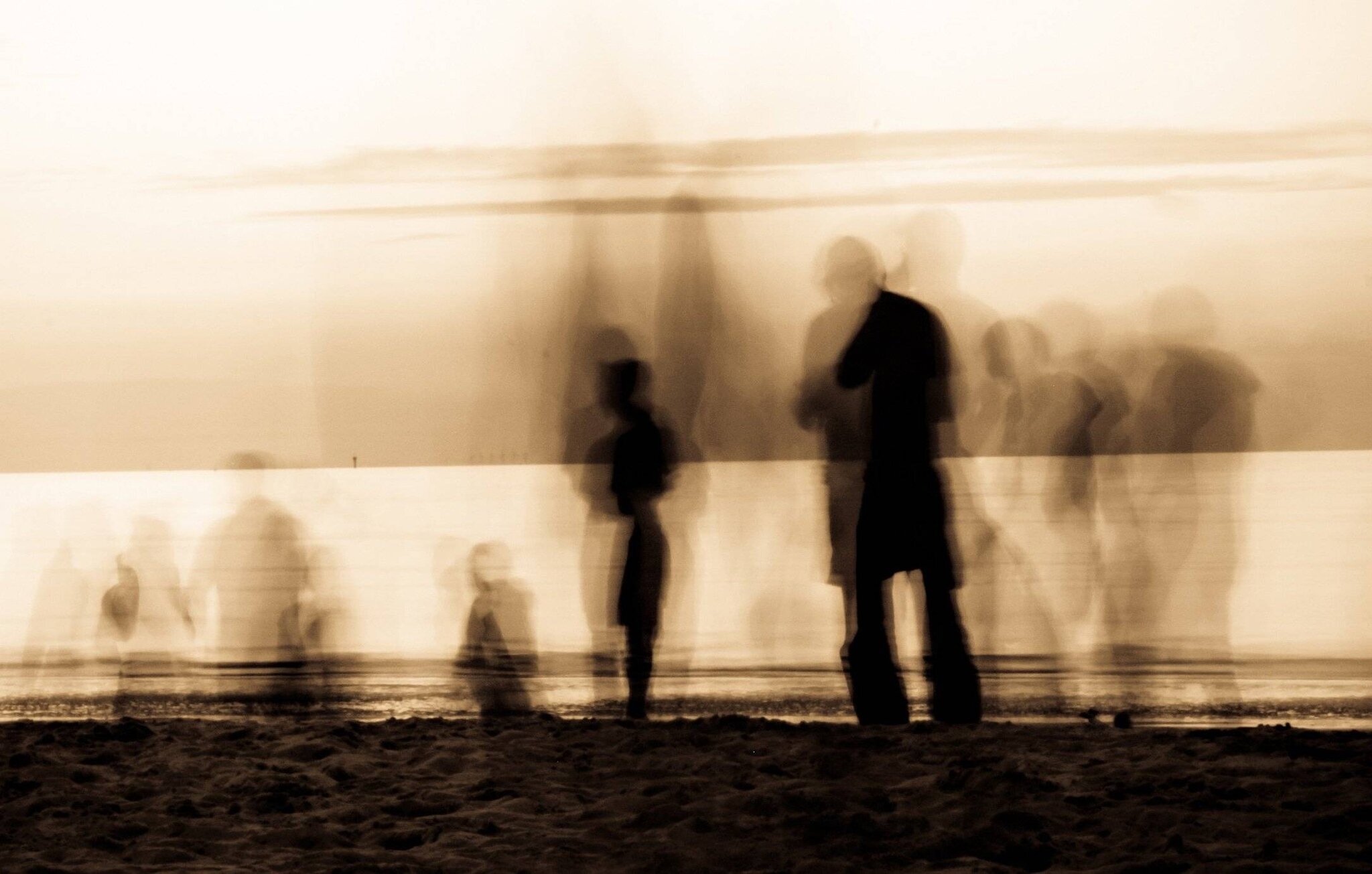 Silhouettes humaines sur la plage