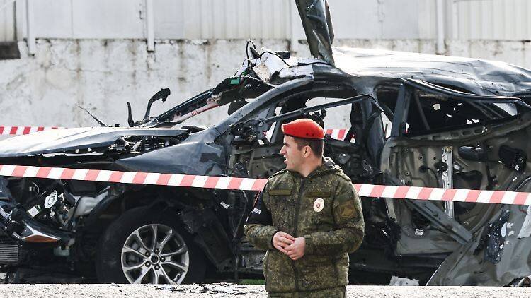 Les autorités russes enquêtent sur l'attentat à Sébastopol concernant un 'acte terroriste'.
