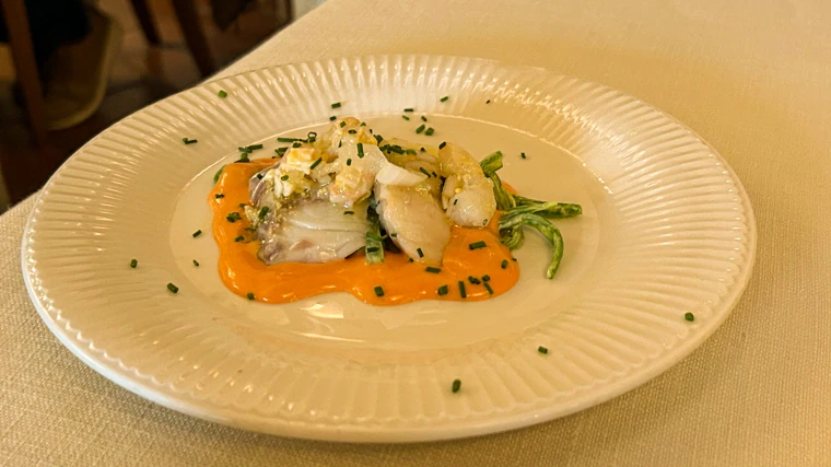Lubina marinée, compote de tomate et tirabeques avec émulsion de moutarde